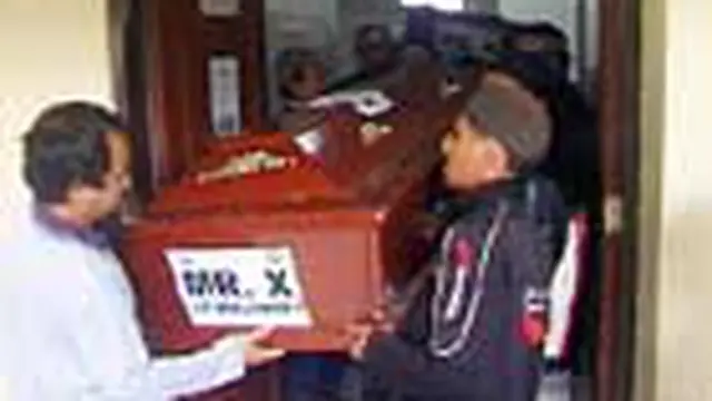 Lantaran hingga kini tidak diketahui keberadaan keluarganya, dua jenazah terduga teroris yang ditembak di Cawang, hari ini, dimakamkan di TPU Pondok Rangon, Jaktim.