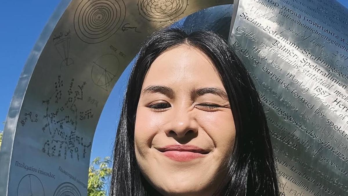 Penampilan Maudy Ayunda Hadir di World Economic Forum Young Global Leaders 2025 Kenakan Kebaya Modern hingga Blazer