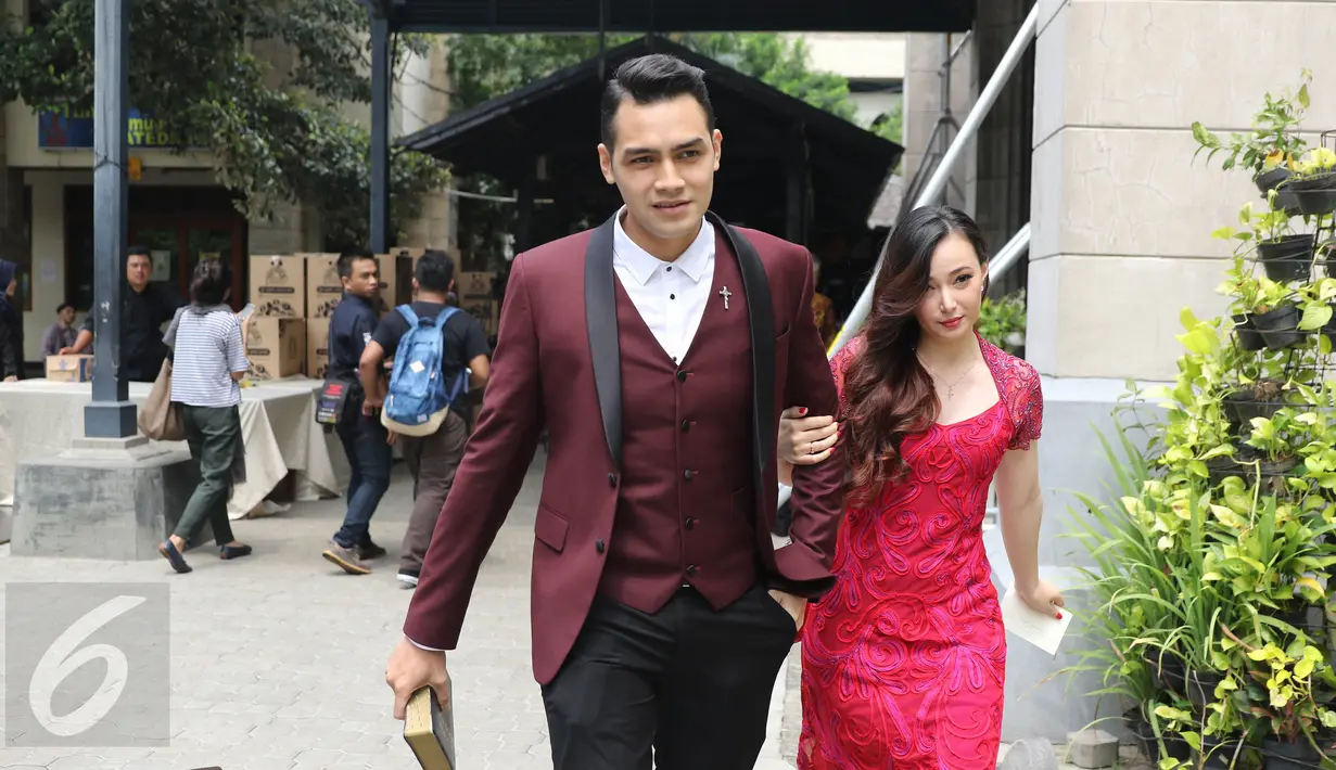 Asmirandah bersama sang suami  Jonas Rivanno saat tiba untuk menghadiri pemberkataan pasangan Harvey Moeis dan Sandra Dewi di Gereja Katedral, Jakarta Pusat, Selasa (8/11). Acara Pemberkatan dimulai tepat pukul 13.00 WIB. (Liputan6.com/Herman Zakharia)