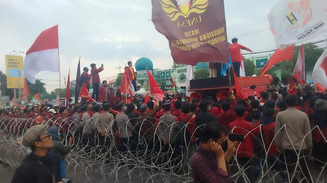Demo mahasiswa menolak kenaikan harga BBM di DPRD Jatim. (Dian Kurniawan/Liputan6.com)