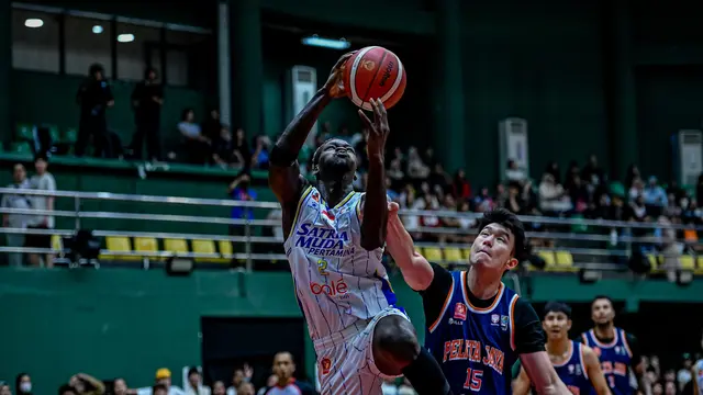 Aksi pemain Satria Muda Dame Diagne saat mengalahkan PJ di semifinal IBL All Indonesian