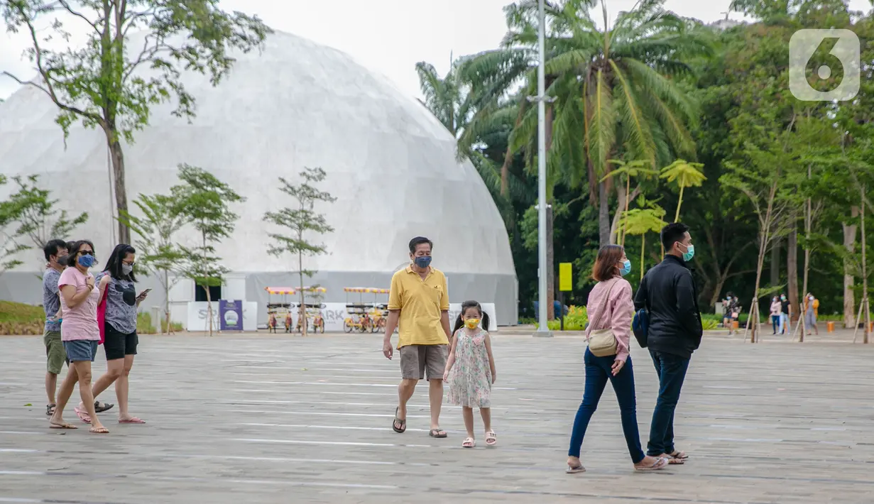 Wisatawan mengunjungi Senayan Park, Jakarta, Rabu (9/12/2020). Libur Nasional Pilkada Serentak 2020 dimanfaatkan sebagian warga Jakarta dan sekitarnya untuk mengunjungi tempat rekreasi bersama keluarga. (Liputan6.com/Faizal Fanani)