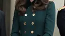 Kate Middleton juga senang bergaya ala military dengan gaun mantel berkancing di depan dan berukuran pas badan untuk menciptakan kesan klasik dan elegan (Foto: Shutterstock)