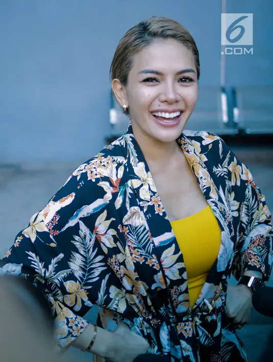 Ekspresi Nikita Mirzani saat difoto awak media di kawasan Jakarta, Selasa (27/3). Bahkan Nikita dikabarkan sudah cukup lama mengenal sosok Dipo meski baru menjalin hubungan dekat selama 7 bulan belakangan. (Liputan6.com/Faizal Fanani)