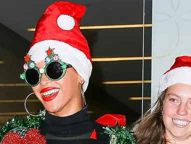 Penyanyi Beyonce tampil dalam balutan dress hitam turtle neck bergaris dipadu dengan cardigan panjang abu-abu yang dihiasi berbagai dekorasi Natal di New York City, Senin (14/12/2015) malam. (dailymail.co.uk)