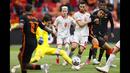 Belanda sendiri menghasilkan beberapa peluang berbahaya lagi setelah gol pertama tercipta. Sayangnya, kedudukan tidak mengalami perubahan sampai wasit mengakhiri jalannya babak pertama. Die Oranje masih unggul 1-0. (Foto: AP/Pool/Koen van Weel)
