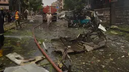 Tentara dan warga berkumpul di dekat rumah Sakit al- Dabit setelah serangan roket pemberontak di daerah yang dikuasai pemerintah Aleppo, Suriah, Selasa (3/5). Serangan itu menewaskan 6 warga sipil dan puluhan lainnya luka-luka. (SANA/Handout via REUTERS)