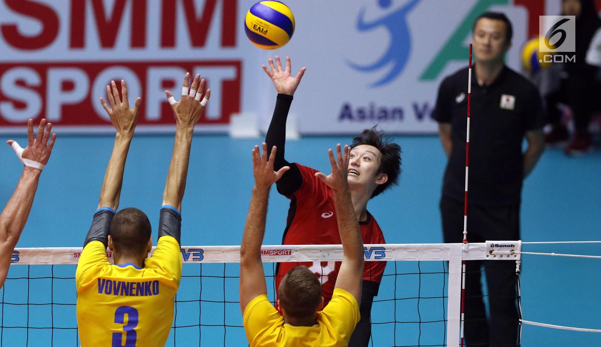 Pemain Timnas voli putra Jepang, Masahiro Yanagida melakukan smes saat melawan Kazakhstan pada 8 besar grup E Kejuaraan Voli Asia 2017 di GOR Tri Dharma, Gresik, Kamis (27/7). Jepang unggul 3-0 (25-18, 25-19, 25-23). (Liputan6.com/Helmi Fithriansyah)