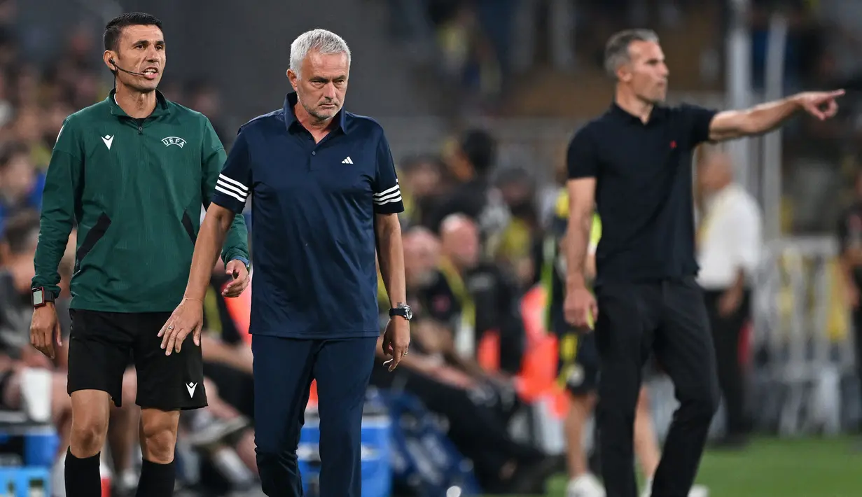 Pelatih Fenerbahce, Jose Mourinho (tengah) memberikan instruksi kepada pemainnya dalam laga leg kedua putaran ketiga kualifikasi Liga Champions 2025/2026 melawan Feyenoord di Fenerbahçe Sükrü Saracoglu Sport Complex, Istanbul, Turki, Selasa (12/08/2025) waktu setempat. (AFP/Ozan Kose)