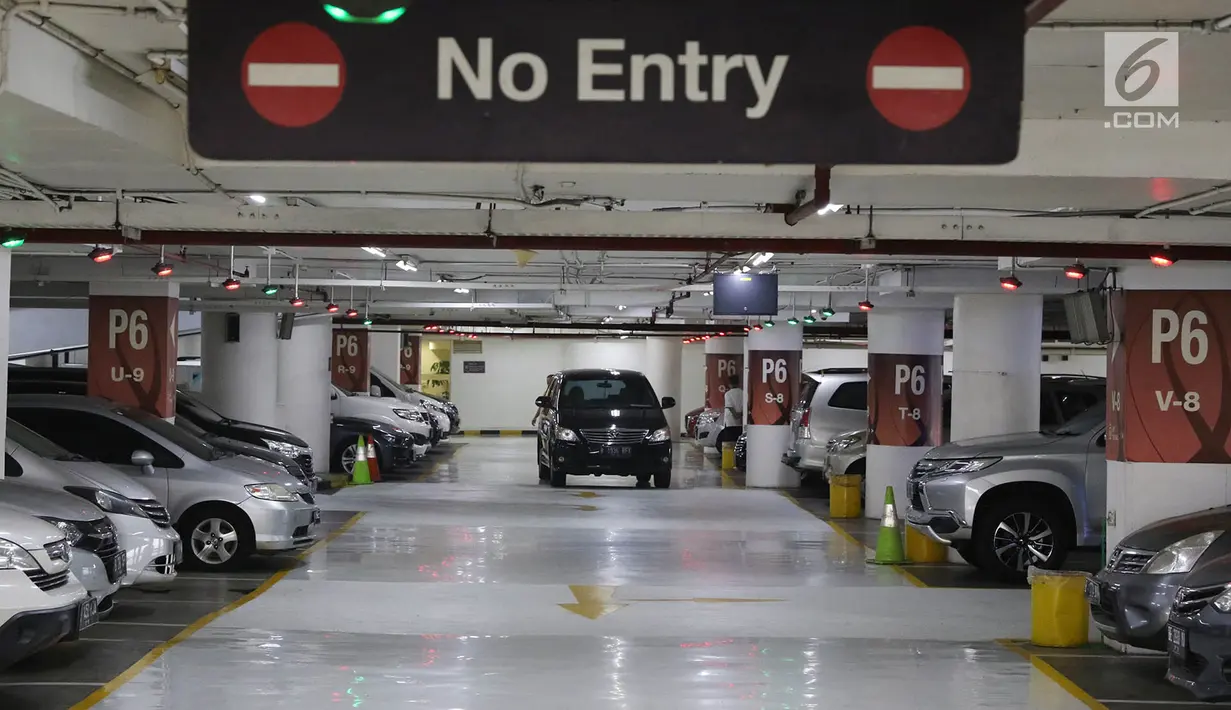 Mobil mencari tempat parkir di pusat perbelanjaan Jakarta, Jumat (11/8). Untuk mengerem pemakaian kendaraan pribadi, Pemprov DKI berencana menaikkan tarif parkir mobil hingga Rp50 ribu untuk sekali parkir pada tahun ini. (Liputan6.com/Immanuel Antonius)