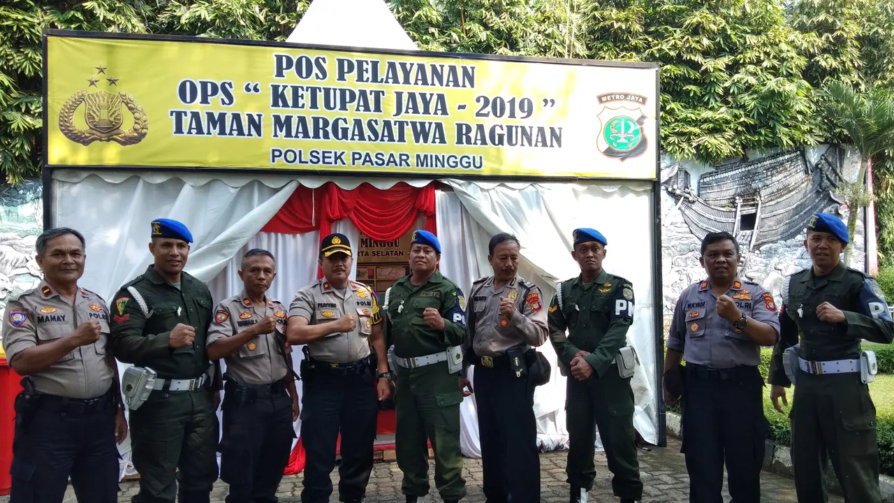 Kapolsek Pasar Mingggu, Kompol Prayitno Saat Memantau Pos Pelayanan Operasi Ketupa aya 2019 di Taman Margasatwa Ragunan, Jakarta Selatan, Minggu (9/6/2019). (Foto: Ady Anugrahadi/Liputan6.com)