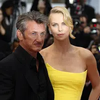 Sean Penn dan Charlize Theron (via latimes.com)