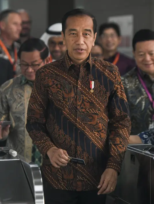 Kepala Negara mencoba langsung kartu jelajah berganda tersebut untuk naik moda raya terpadu (MRT). (FOTO: ANTARA FOTO/Hafidz Mubarak A/pool)