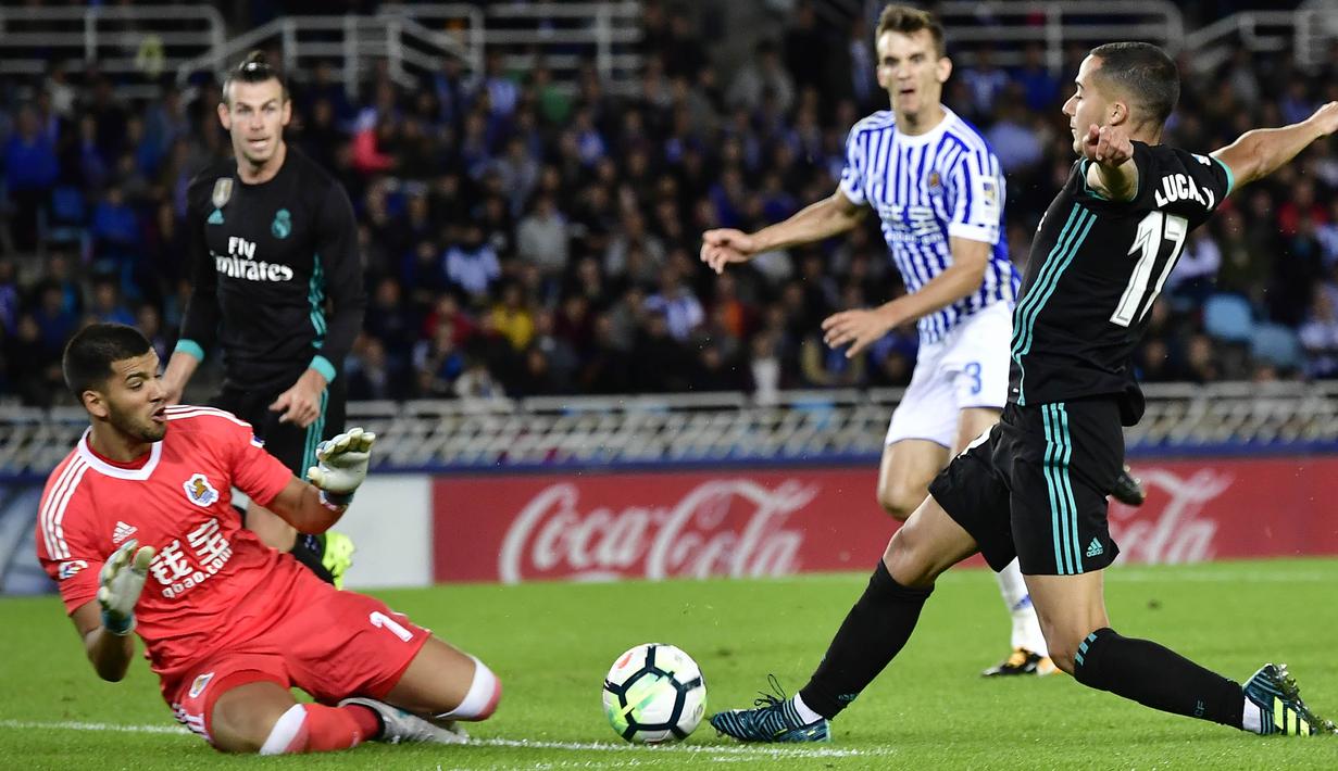Striker Real Madrid, Lucas Vazquez, berusaha melewati kiper Real Sociedad, Geronimo Rulli, pada laga La Liga di Stadion Anoeta, Minggu (17/9/2017). Real Madrid menang 3-1 atas Real Sociedad. (AP/Alvaro Barrientos)
