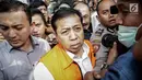 Tersangka kasus korupsi E-KTP Setya Novanto menuju mobil tahanan usai menjalani pemeriksaan di Gedung KPK, Jakarta, Selasa (21/11). Ketua DPR RI tersebut tidak memberikan komentar apa pun terkait pemeriksaannya kali ini. (Liputan6.com/Faizal Fanani)