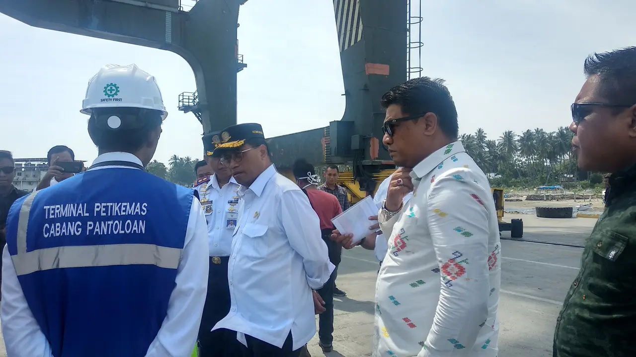 Menteri Perhubungan Budi Karya Sumadi mengunjungi Pelabuhan Pantoloan di Sulawesi Tengah.