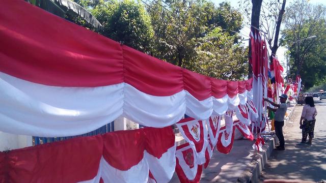 Pasang surut pedagang bendera musiman di Makassar jelang perayaan HUT RI ke 73 (Liputan6.com/ Eka Hakim)