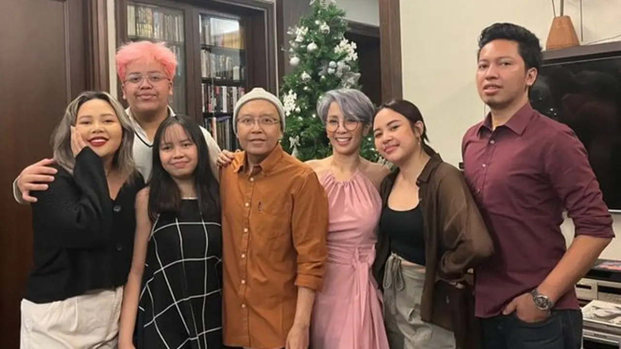 7 Potret Ari Lasso Rayakan Ultah Istri, Tampil Bahagia di Tengah Lawan Kanker