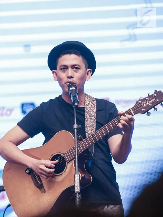 Musisi Budi Doremi menghibur peserta dalam Emtek Goes to Campus di Universitas Kristen Petra Surabaya, Kamis (15/11). Dalam penampilannya Budi Doremi membawakan sejumlah lagu yaitu, tolong, Friendzone, Doremi. (Liputan6.com/Faizal Fanani)