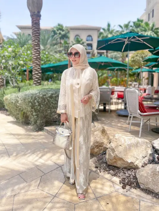 Tengah berlibur di Dubai, Syahrini cukup sering mengunggah gaya OOTD di akun Instagram. Dirinya pun selalu terlihat memakai fashion item dari brand ternama. (Liputan6.com/IG/@princessyahrini)