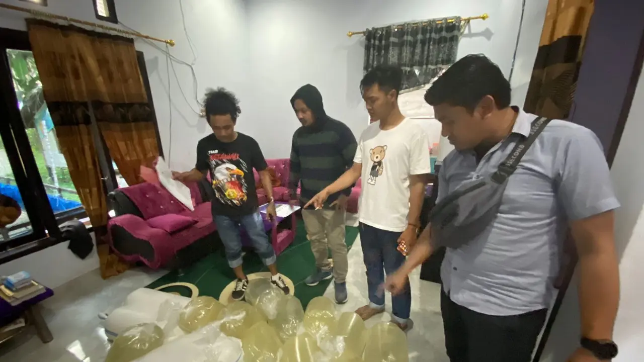 Ratusan liter miras Cap Tikus