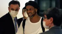 Mantan pemain timnas Brasil, Ronaldinho tiba di sebuah hotel untuk menjalani tahanan rumah di Asuncion, Paraguay, Selasa (7/4/2020). Ronaldinho kini berstatus tahanan kota setelah dibebaskan dari penjara dengan dengan membayar uang jaminan sebesar sekitar Rp 25 miliar. (AP/Jorge Saenz)