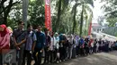 Antrean peserta yang akan melakukan registrasi pada hari kedua EMTEK Goes To Campus (EGTC) 2017 di Universitas Negeri Semarang, Jawa Tengah, Kamis, (6/4). Ini merupakan hari terakhir acara EGTC 2017 digelar di kota Semarang. (Liputan6.com/Yoppy Renato)