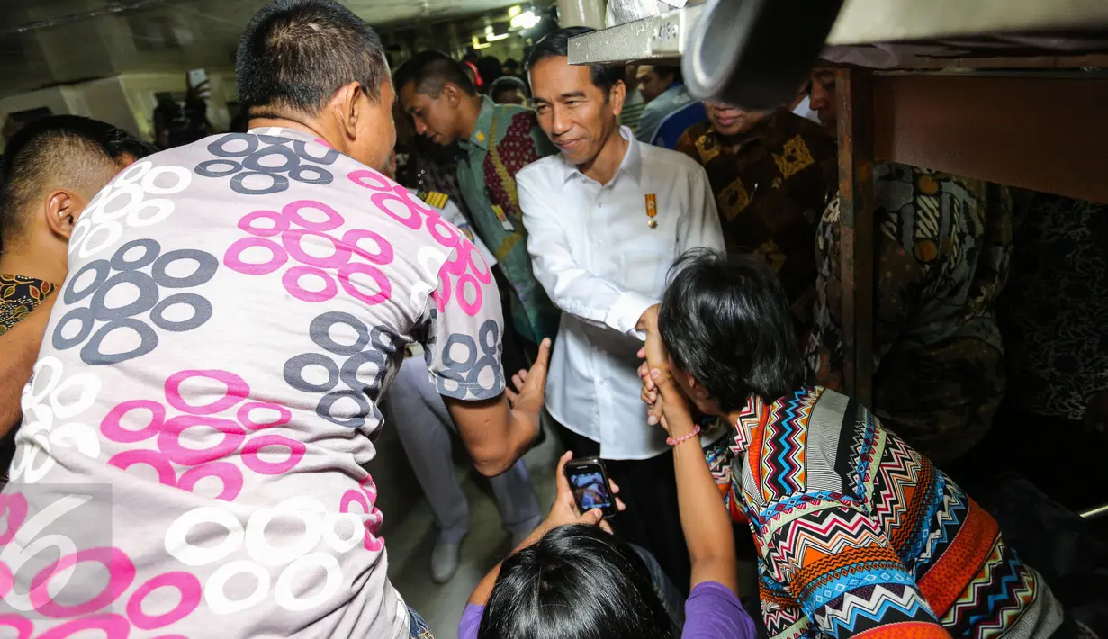 Para penumpang bersalaman dengan Presiden Jokowi saat blusukan ke Kapal Tidar, di Pelabuhan Tanjung Priok, Jakarta, Rabu (17/6/2015). Kedatangan Jokowi untuk mengecek segala persiapan jelang bulan Ramadan 1436 H. (Liputan6.com/Faizal Fanani)