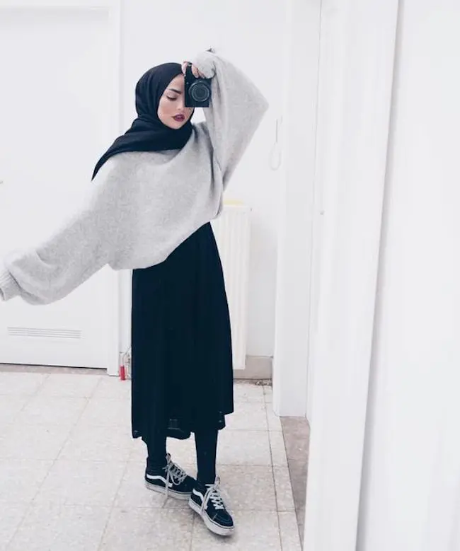 Padu padan busana hijab dengan sweater oversize. (sumber foto: instagram.com/pinterest)