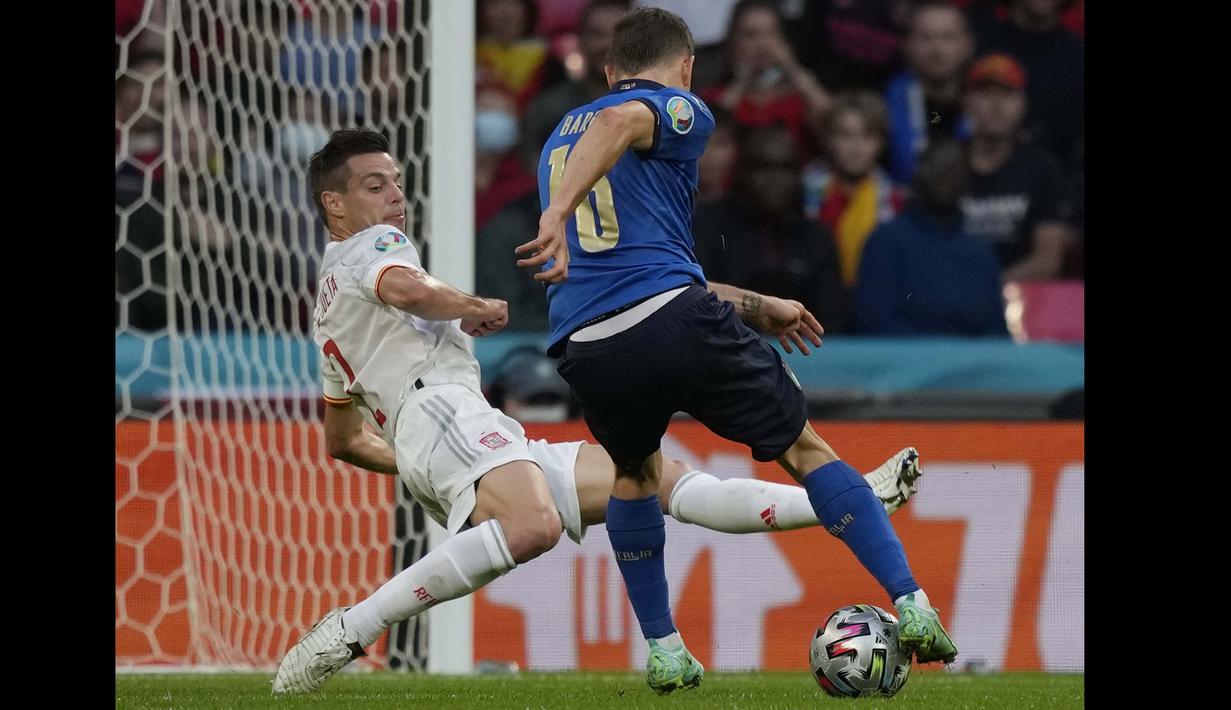 Pemain Chelsea lainya adalah Cesar Azpilicueta. Dia merupakan bek senior Chelsea yang telah menjajal kekuatan Italia dalam laga semifinal Piala Eropa. Sayang Spanyol harus kandas dari Italia melalui babak adu penalti. (Foto: AFP/Pool/Frank Augstein)