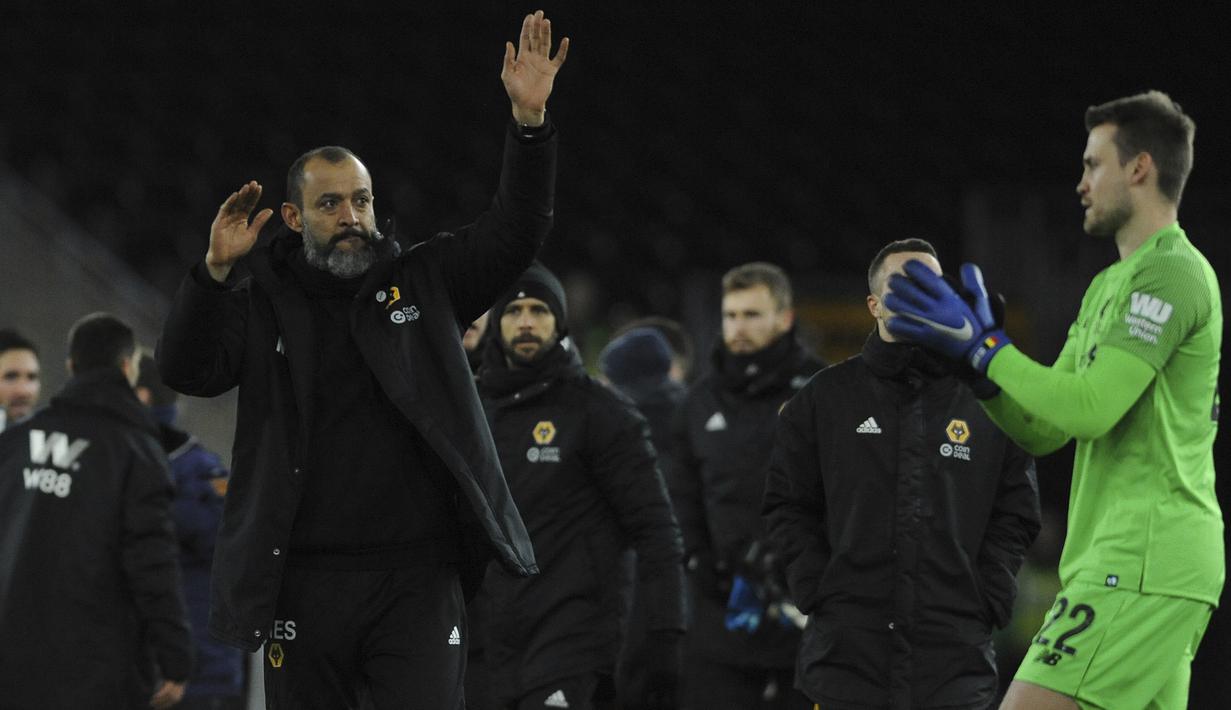 Pelatih Wolverhampton Wanderers, Nuno Espirito Santo, merayakan kemenangan atas Liverpool pada laga Piala FA di Stadion Molineux, Senin (7/1). Liverpool takluk 1-2 dari Wolverhampton Wanderers. (AP/Rui Vieira)