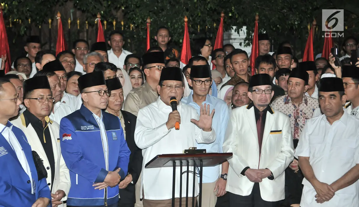 Capres yang juga Ketua Umum Partai Gerindra, Prabowo Subianto dan cawapres Sandiaga Uno memberikan keterangan pers saat deklarasi capres-cawapres di Kertanegara, Jakarta, Kamis (9/8). (Merdeka.com/Iqbal S Nugroho)