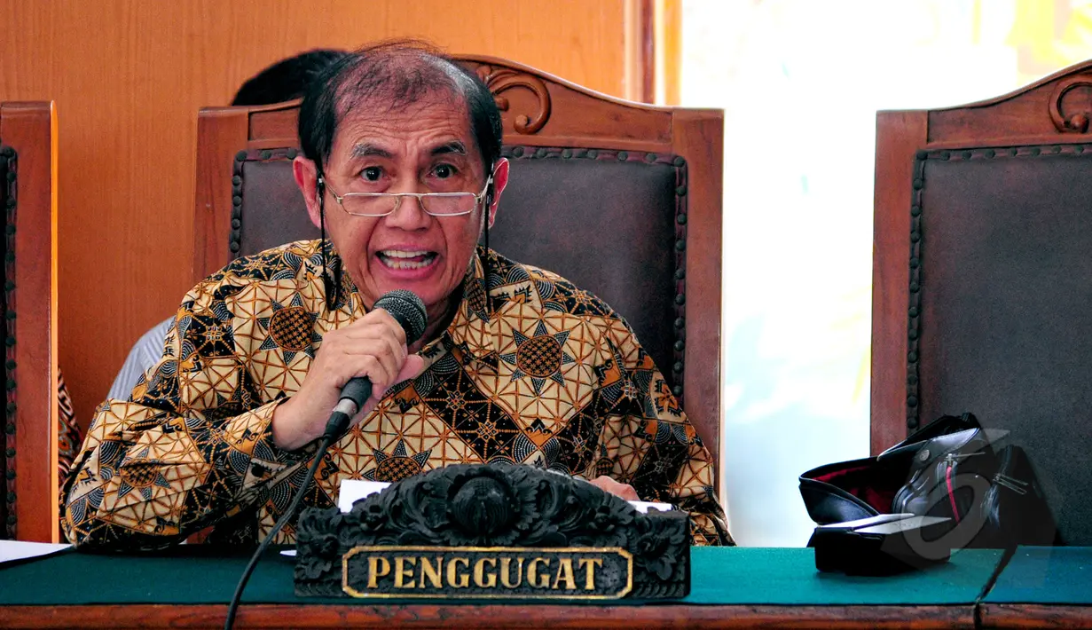 Hadi Poernomo saat mengikuti sidang perdana praperadilan di PN Jakarta Selatan, Senin (18/5/2015). Hadi Poernomo membacakan permohonannya dan menggugat status tersangka terkait kasus pajak Bank BCA. (Liputan6.com/Yoppy Renato)