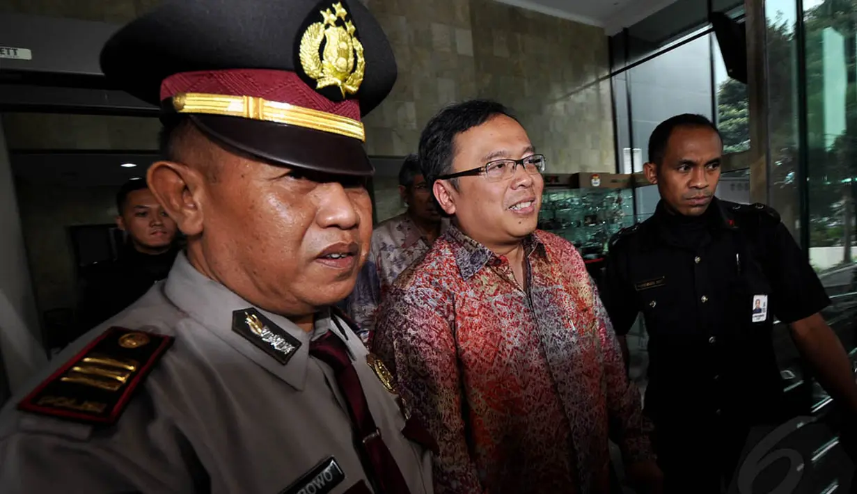 Menkeu Bambang Brodjonegoro saat meninggalkan Gedung KPK, Jakarta, Kamis (13/11/2014).  (Liputan6.com/Miftahul Hayat) 