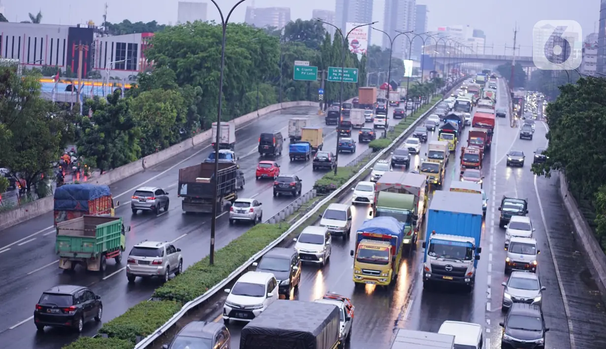 Kendaraan melintasi Jalan Tol Lingkar Dalam Jakarta di Cilandak, Jakarta Selatan, Jumat (2/10/2020). Direktorat Lalu Lintas Polda Metro Jaya mencatat jumlah kendaraan yang melintas pada jalur protokol menurun 21 persen ketika pemberlakuan PSBB Jakarta saat ini. (Liputan6.com/Immanuel Antonius)