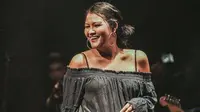 Hilangkan Rasa Sakit, Melanie Subono Tampil dengan Pose Menantang
