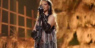 Rihanna sedang mengandung anak keduanya dan tahun ini, tampil membawakan lagu 'Lift Me Up' di gelaran Oscar 2023. Foto: Instagram.