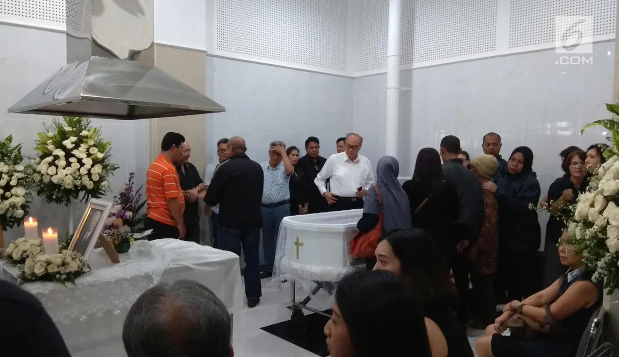Keluarga dan kerabat melayat almarhum  Hari Darmawan di rumah duka Sinar Asih, Bogor, Sabtu (10/3). Jenazah Hari ditemukan di pinggir Sungai Ciliwung di sekitar vila milik Hari, di Taman Wisata Matahari pukul 06.00 WIB. (Liputan6.com/Achmad Sudarno)