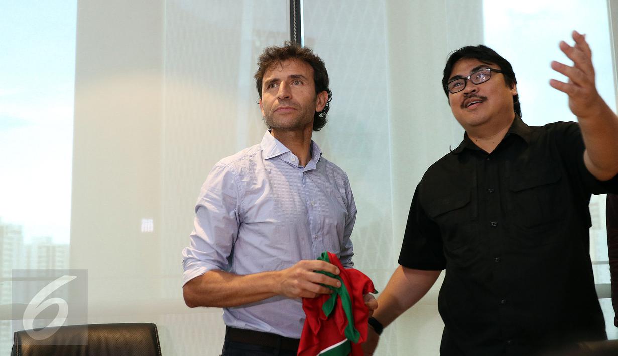 Pelatih asal Spanyol, Luis Milla Aspas (kiri) berbincang dengan Sekjen PSSI, Ade Wellington usai memberi keterangan di kantor PSSI, Jakarta, Jumat (20/1). Luis Milla resmi menukangi Timnas Indonesia. (Liputan6.com/Helmi Fithriansyah)