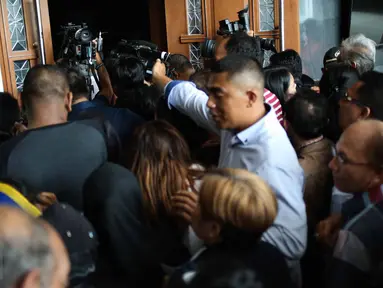 Sejumlah pengunjung berebut masuk pintu ruang sidang Koesoemah Atmadja di Pengadilan Negeri Jakarta Pusat, Kamis (27/10). Para pengunjung itu hendak menyaksikan sidang Jessica Kumala Wongso dengan agenda pembacaan vonis. (Liputan6.com/Faizal Fanani)