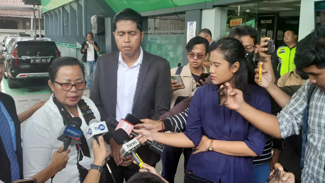 Ibunda dan kakak perempuan Nofriansyah Yosua Hutabarat alias Brigadir J datangi Pengadilan Negeri Jakarta Selatan (PN Jaksel), Senin (13/2/2023).