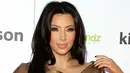 Tersiar kabar, gaya berpakaian yang dilakukan Kim Kardashian ini sedang menjadi trend di kalangan selebriti Hollywood. Hal ini mereka lakukan karena menyesuaikan dengan musim yang kabarnya akan memasuki musim panas. (VALERIE MACON/AFP)