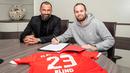 Daley Blind. Bek kiri Belanda berusia 32 tahun ini menjadi pemain terbaru yang didatangkan Bayern Munchen secara gratis dari Ajax Amsterdam pada bursa transfer musim dingin 2022/2023. Pemain yang telah membela Ajax dalam dua periode tersebut hanya dikontrak Bayern Munchen hingga akhir musim 2022/2023 saja untuk mengisi sektor kiri pertahanan Die Roten dengan menjadi pelapis Alphonso Davies. Selama 4 musim bersama Ajax pada periode keduanya, ia total bermain dalam 190 laga di semua ajang dengan torehan 10 gol. (fcbayern.com)