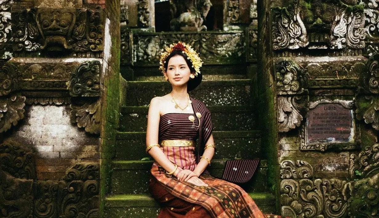 Bakal menjadi menantu Anang Hermansyah, inilah potret Sarah Menzel saat mengenakan pakaian adat Payas Kuno Bali. Berada di sebuah pura menghadirkan nuansa kerajaan. (Liputan6.com/IG/@ssarah_menzel).