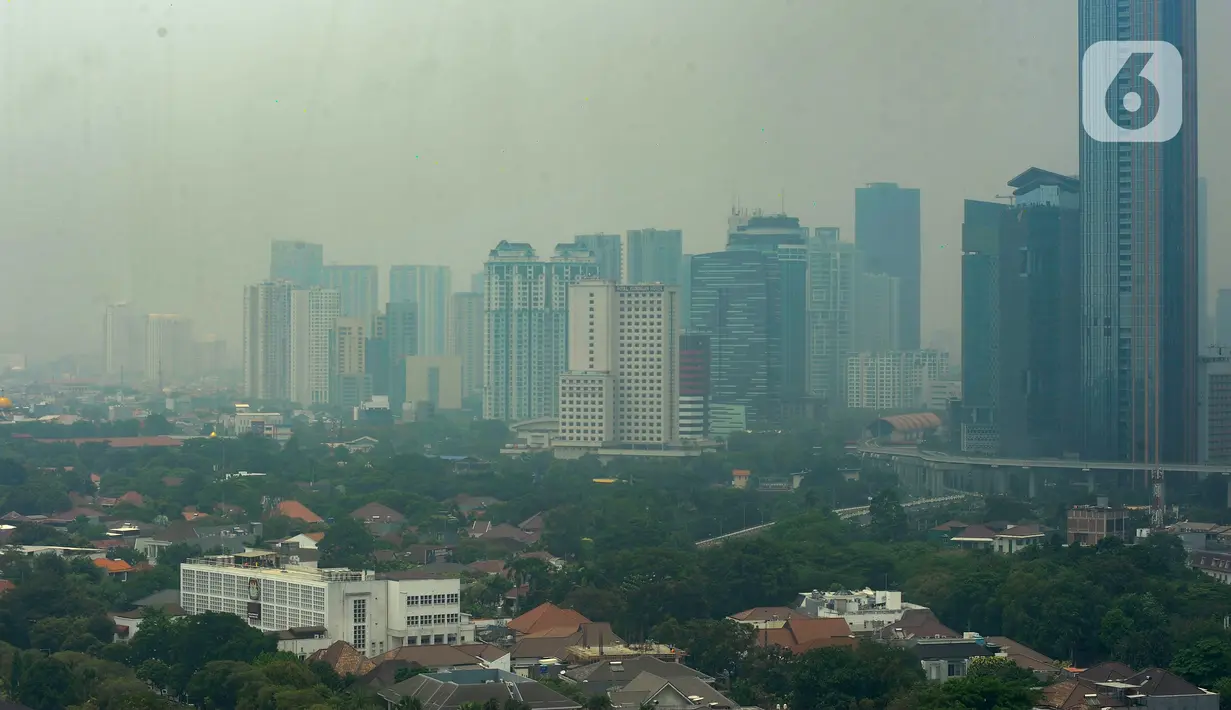 Kualitas udara Jakarta tercatat tidak sehat dengan nilai indeks kualitas mencapai 179 AQI US pada hari ini. (merdeka.com/Arie Basuki)