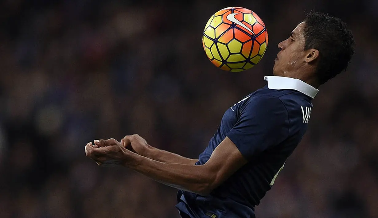 3. Raphael Varane, pelatih anyar MU, Jose Mourinho, terus berupaya melakukan reuni dengan bek muda asal Prancis ini. Namun menurut, Goal, keinginan itu akan sulit terwujud karena Madrid tidak berniat menjualnya. (AFP/Franck Fife)