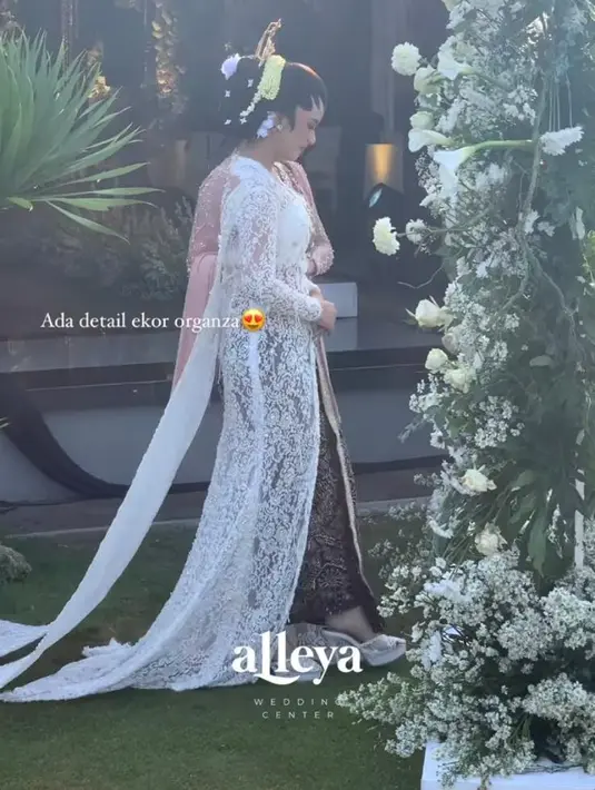 Kebaya tersebut memiliki detail ekor organza yang menjuntai ke bawah dan menyapu lantai.