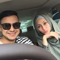 Tidak pernah terdengar gosip miring rumah tangga yang dibangun Ramzi dan Avi Basalamah. Hampir 13 tahun pasangan ini membina rumah tangga dengan harmonis. (Instagram/avibasalamah)