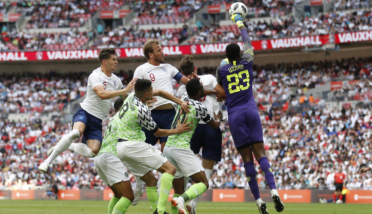 Kiper Nigeria, Francis Uzoho, berusaha menepis bola sundulan pemain Inggris pada laga persahabatan di Stadion Wembley, London, Sabtu (2/6/2018). Inggris menang 2-1 atas Nigeria. (AFP/Ian Kington)