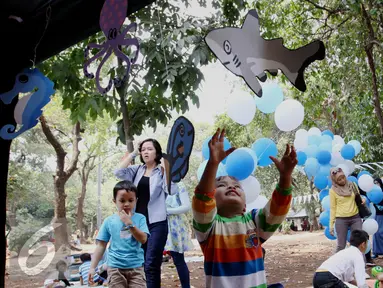 Pengunjung menyaksikan festival laut 2015 di taman Kridaloka,  Senayan, Jakarta, Sabtu (19/9/2015). Festival bertujuan untuk mengenalkan dunia laut Indonesia kepada masyarakat serta untuk menjaganya. (Liputan6.com/Angga Yuniar)